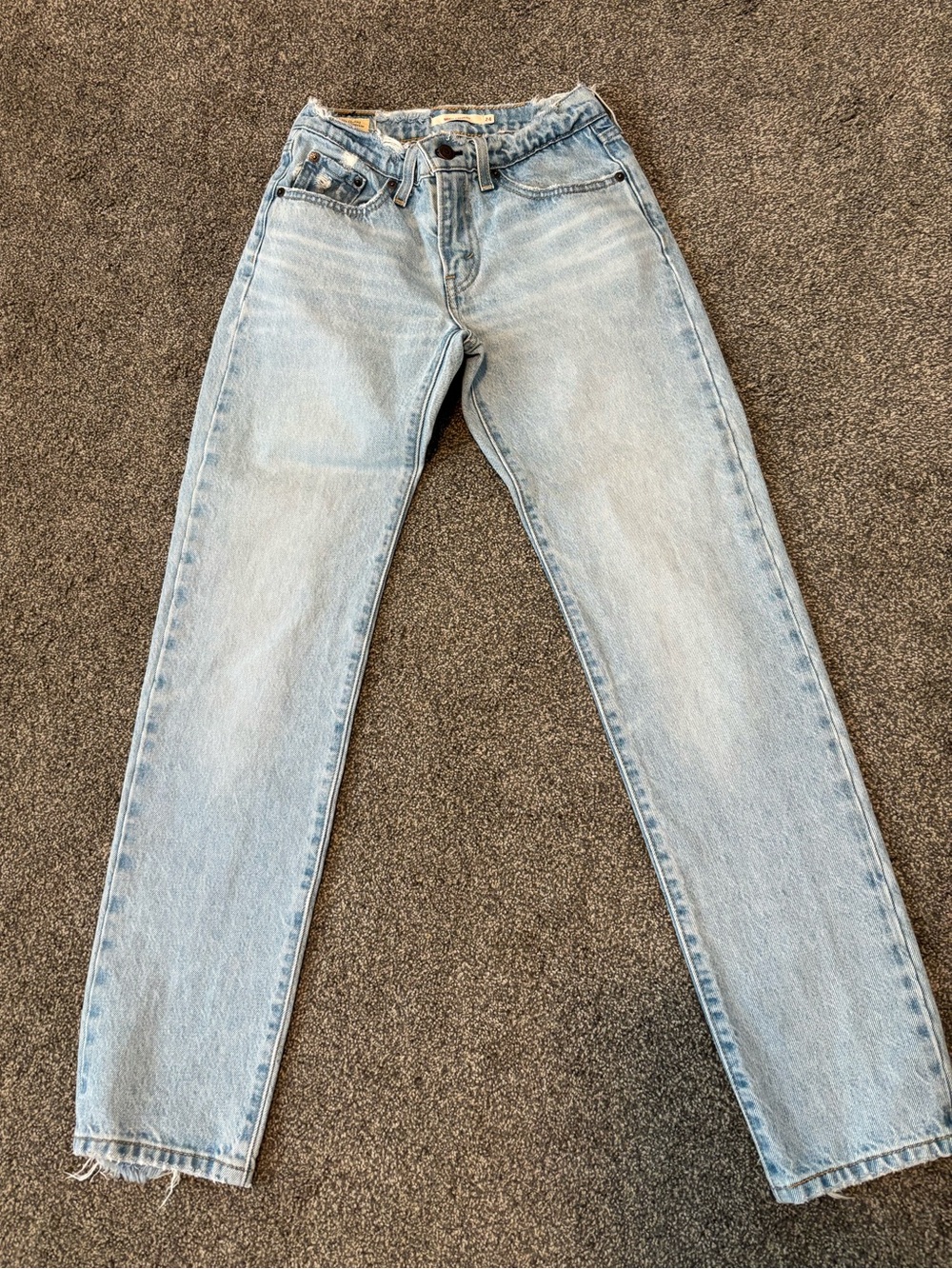 Levi’s distressed middy straight Jean size 24